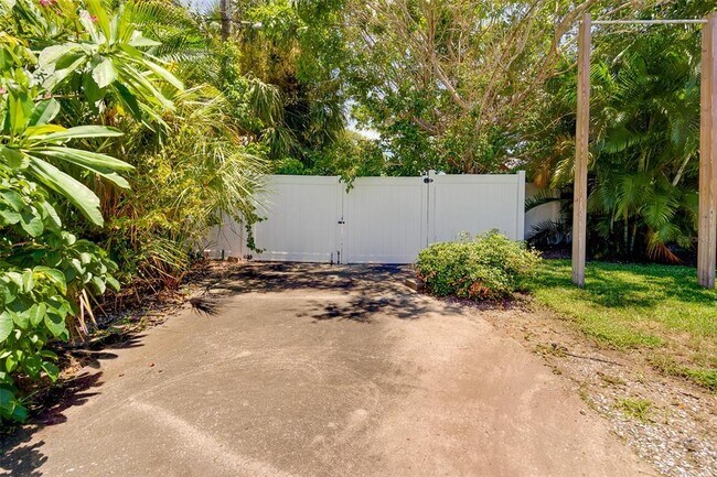 Building Photo - 215 Garden Cir