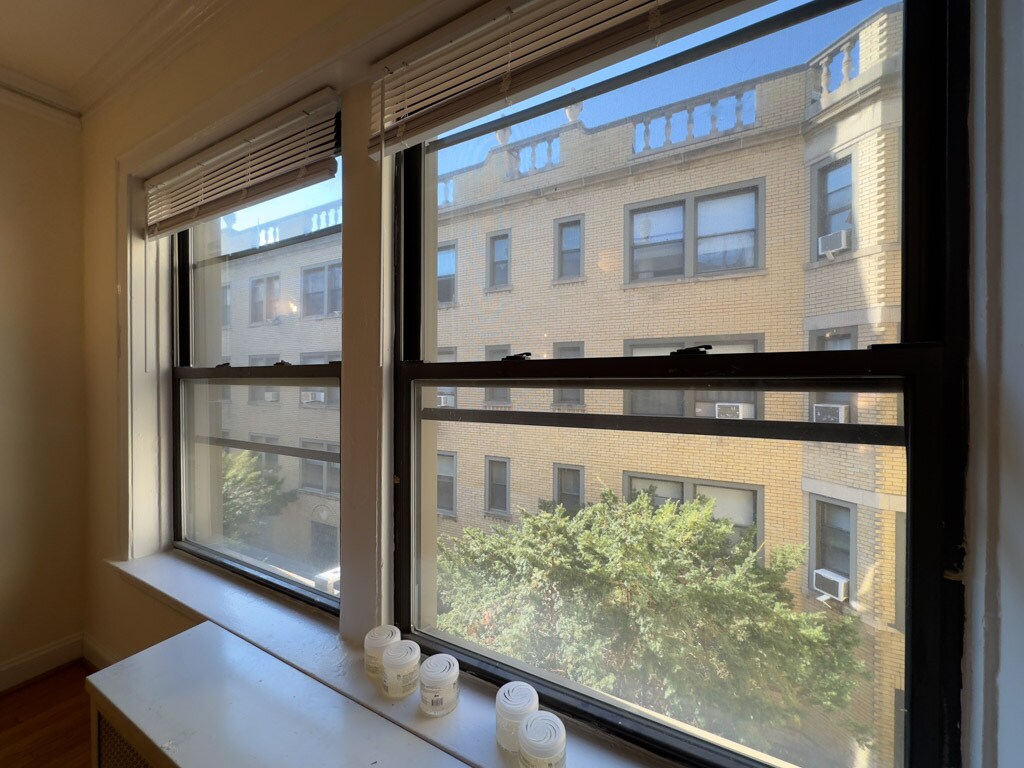 Building Photo - 522 W Surf St