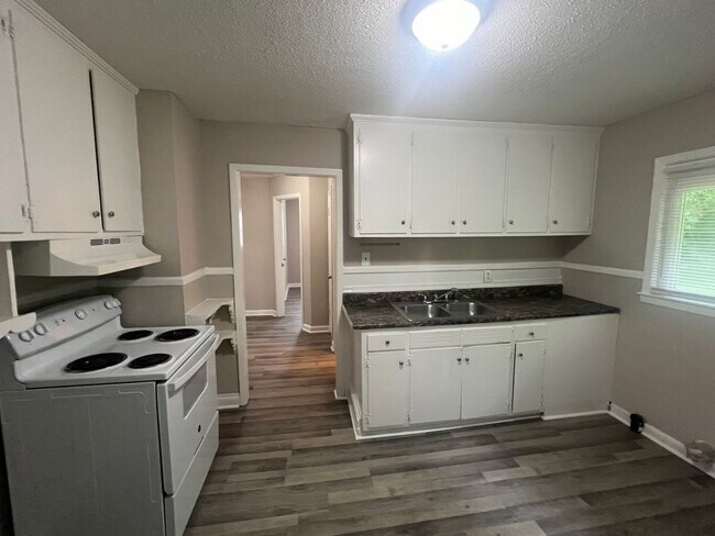 Building Photo - Two bedroom, 1 bath house in Burlington