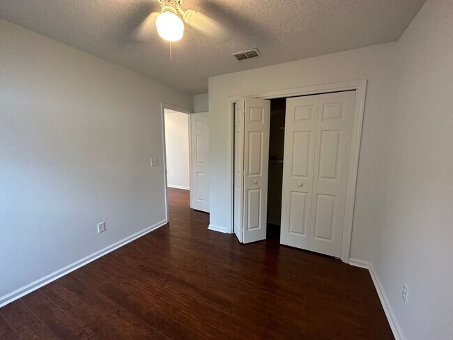 Building Photo - Beautiful 3Bed 2Bath in Hunters Ridge!
