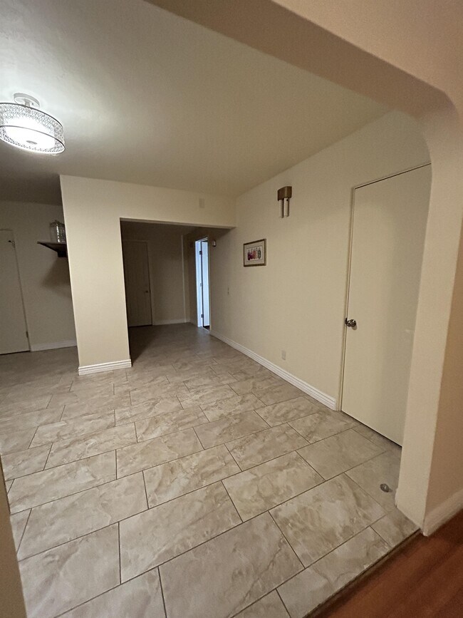 Building Photo - 902 S Fremont Ave