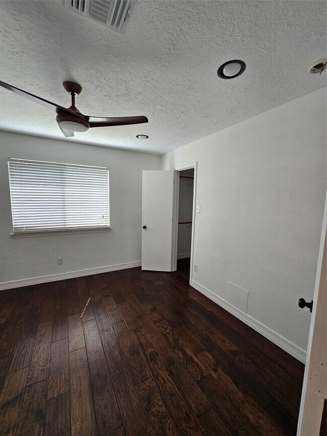 Building Photo - 9207 Dairy View Ln