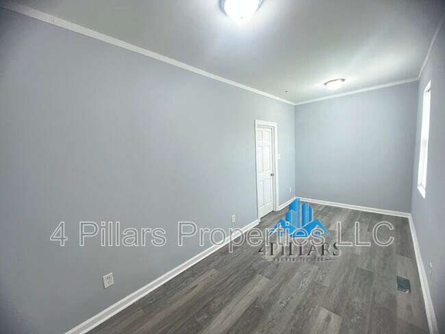 Building Photo - 3904 Deodar St