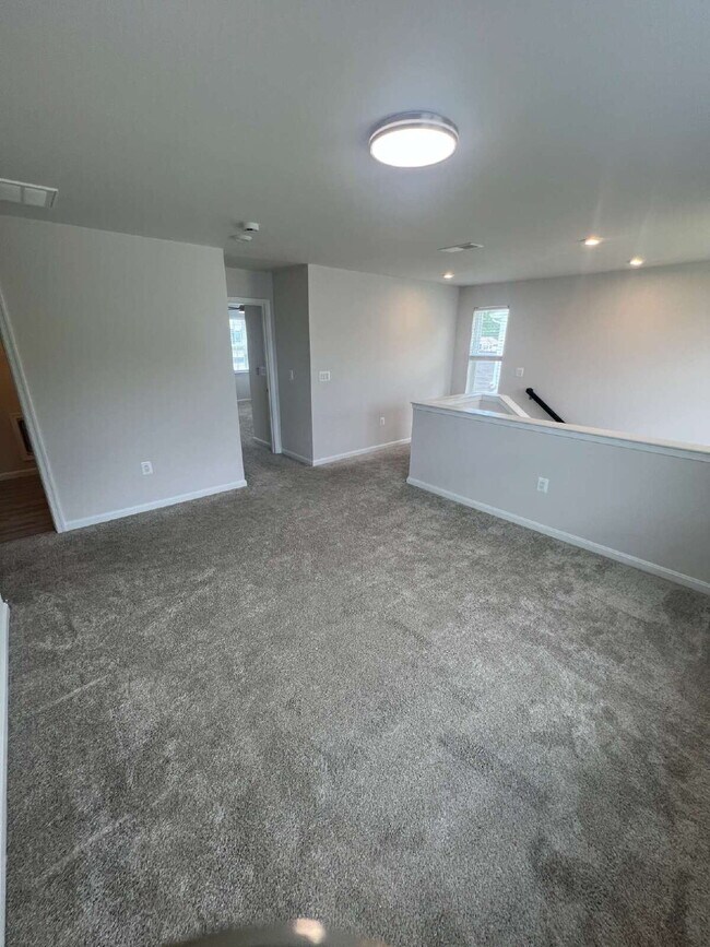Building Photo - Spacious 3-Bedroom Rental in Sought-After ...