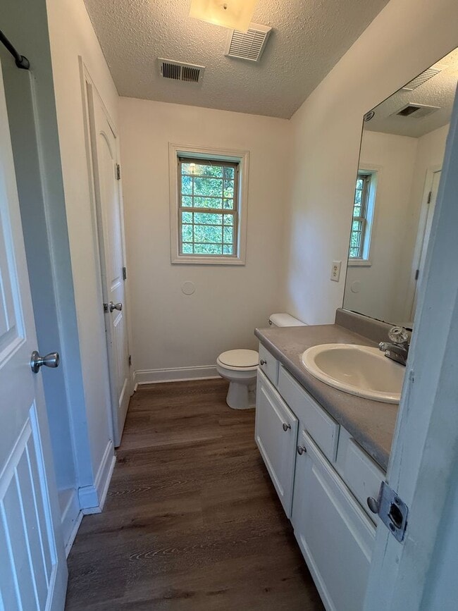 Building Photo - Spacious Two Bedroom Home