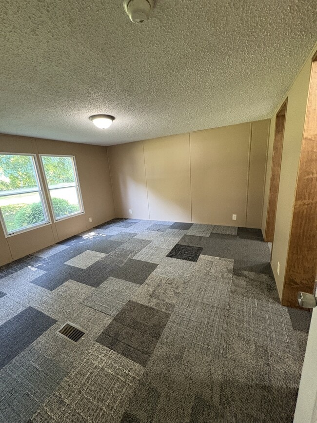 Building Photo - 152 Meadow Ln