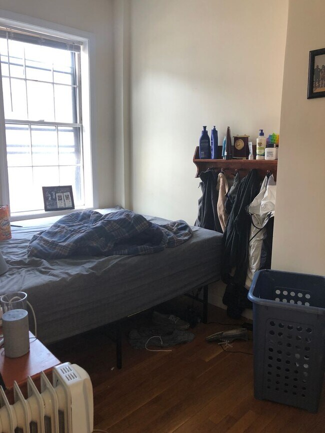 Building Photo - 3 Bed 2 Full Baht in Beacon Hill, Heat, Hot Water Included, Laundry on a Site