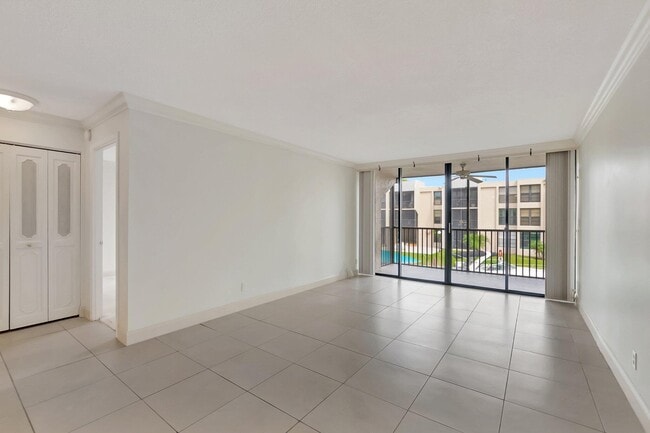 Building Photo - 6 Royal Palm Way