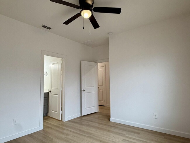 Building Photo - 5703 Kemper St