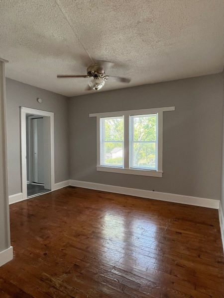 Building Photo - Charming 3 bed/2 bath, plus bonus, close to downtown and campus