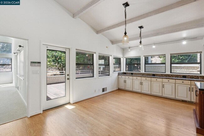 Building Photo - 660 La Casa Via