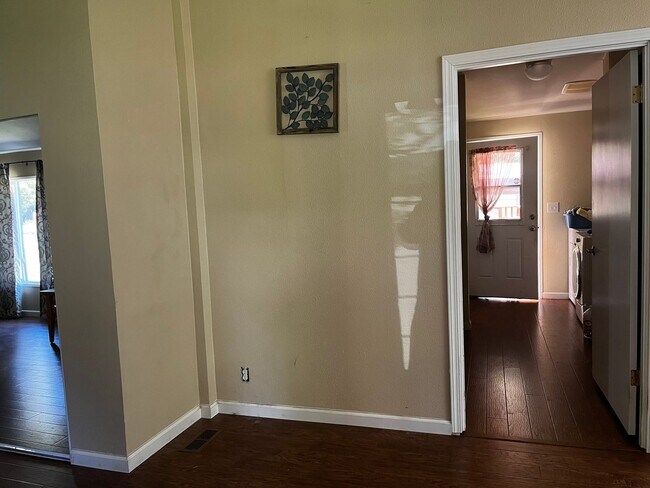 Building Photo - Spacious 3 bed/2bath in Town, Month-to-Month or long term lease.
