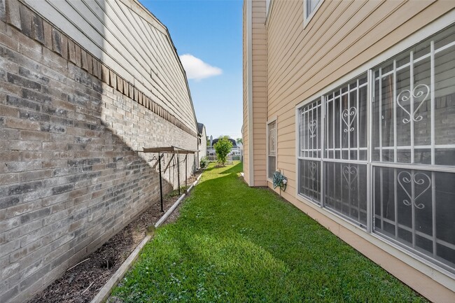 Building Photo - 11866 Plumbrook Dr