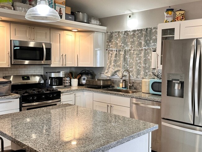 Building Photo - Fully Furnished Home