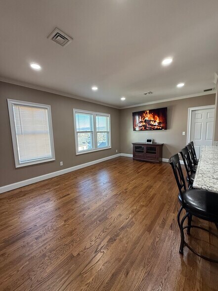 Building Photo - 15 Howard Ave