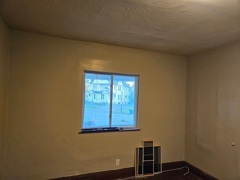 Building Photo - 983 Portland Ave