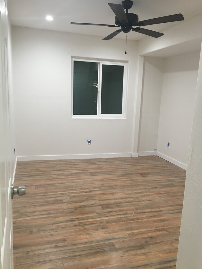 Building Photo - 1048 W 60th Plz