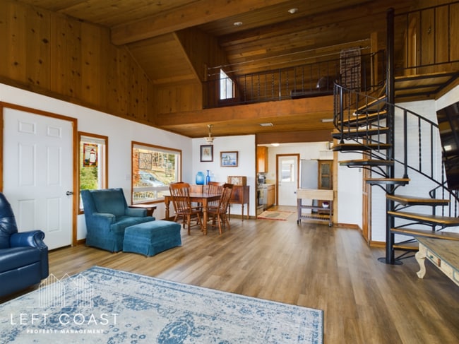 Building Photo - 1033 NW Inlet Ave