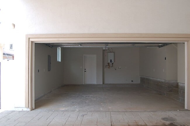 Building Photo - 425 W Duarte Rd