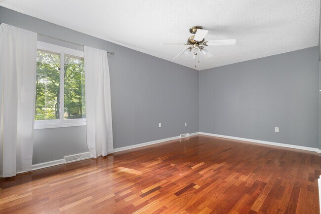 Building Photo - 517 Bramblewood Dr