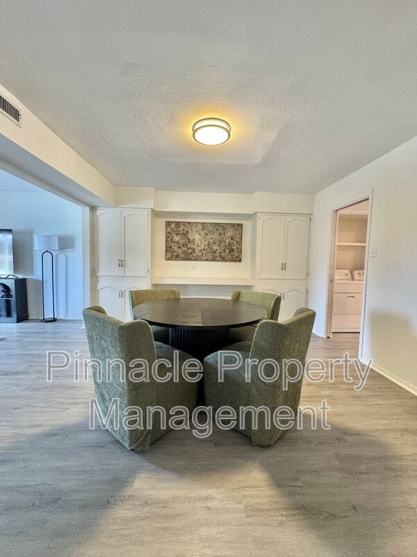 Building Photo - 2408 Lindenwood Dr