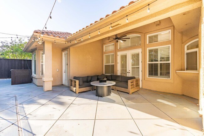 Building Photo - 1103 E Newhall Dr