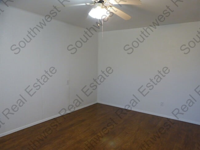 Building Photo - Charming 3 bedroom home