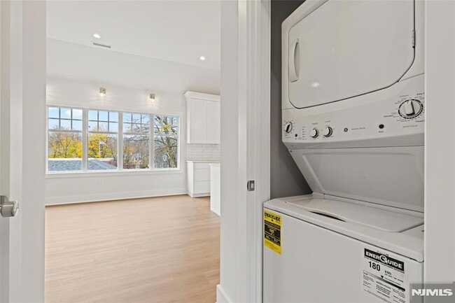 Building Photo - 445 Ramapo Valley Rd