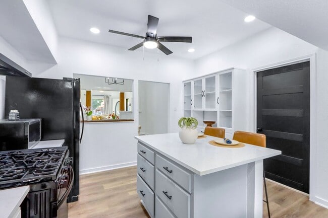 Building Photo - 1213 Spicewood