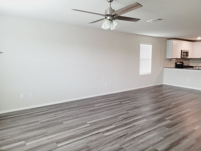 Building Photo - Gorgeous 3-bedroom, 2 Bathroom, Minutes fr...