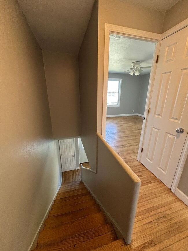 Building Photo - 2 bedroom 1 bath townhouse with walkout ba...