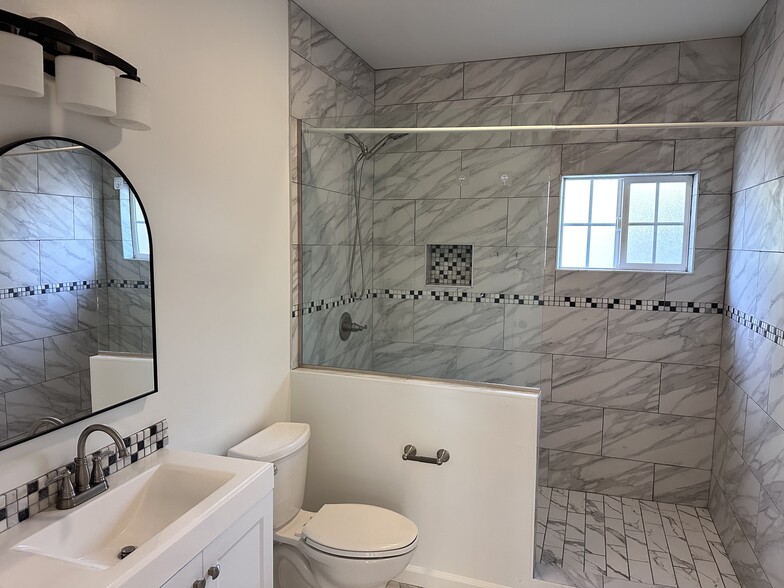 Building Photo - 5371 Topeka Dr