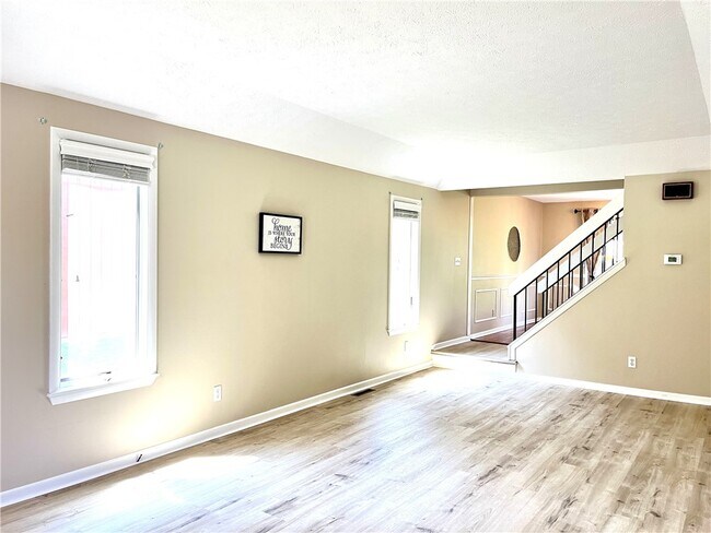 Building Photo - 3 Treetop Dr