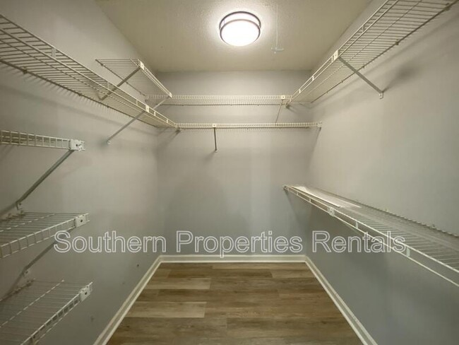 Building Photo - 517 Apple Ln