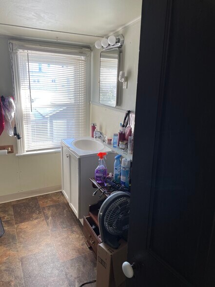 Building Photo - 112 Webster Ave