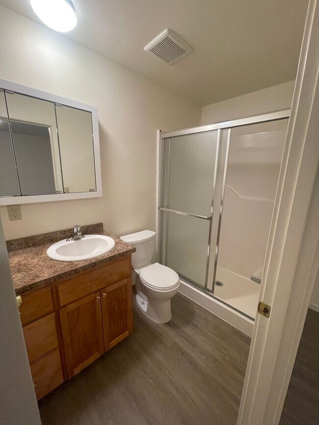 Building Photo - Convieniently located charming duplex with modern updates!