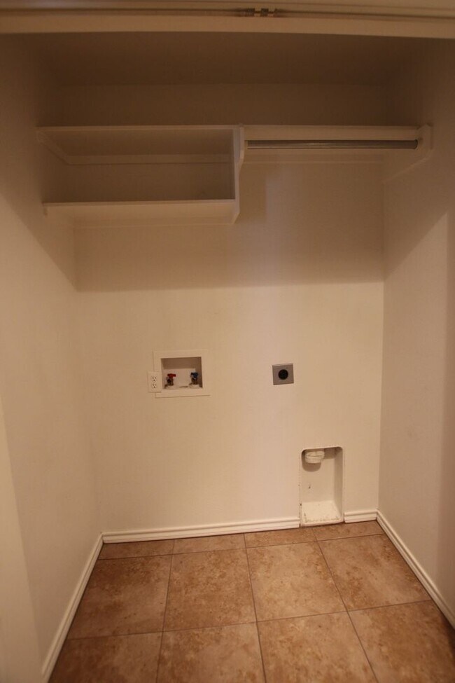 Building Photo - 2 Bed 1.5 Bath Townhome in Lindale!