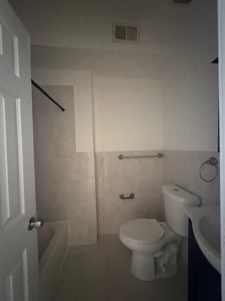 Building Photo - 169 Christopher Columbus Dr