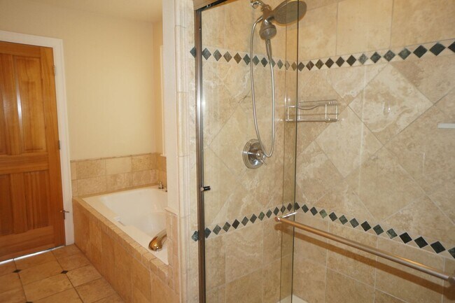 Building Photo - Spectacular NW Portland 4 bedroom with gue...