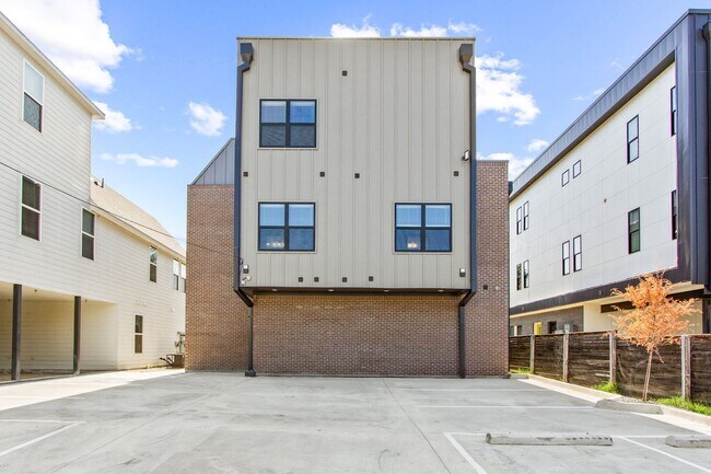 Building Photo - 3141 Waits Ave