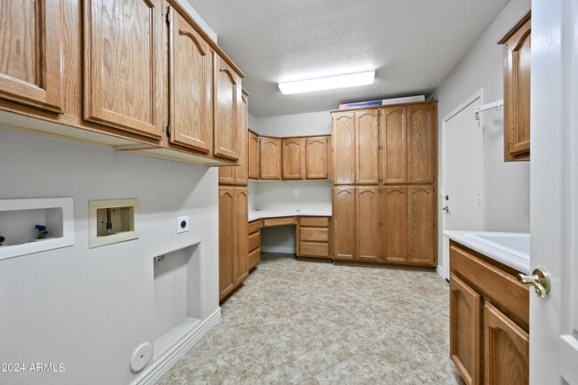 Building Photo - 6520 W Robin Ln