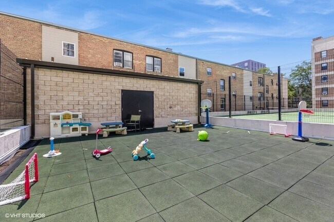 Building Photo - 3930 N Pine Grove Ave