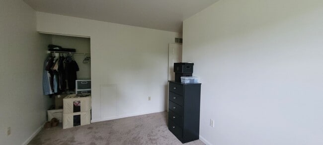 Building Photo - 3 Bedroom 1.5 bathroom townhome-Eastpointe...