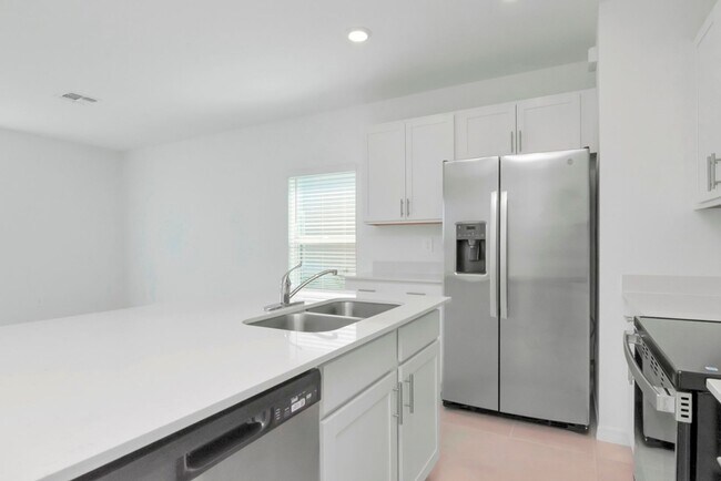 Building Photo - Brand-New 3BR/2.5BA Townhome in Lakewood Ranch — Internet, Trash & Lawn Care Included
