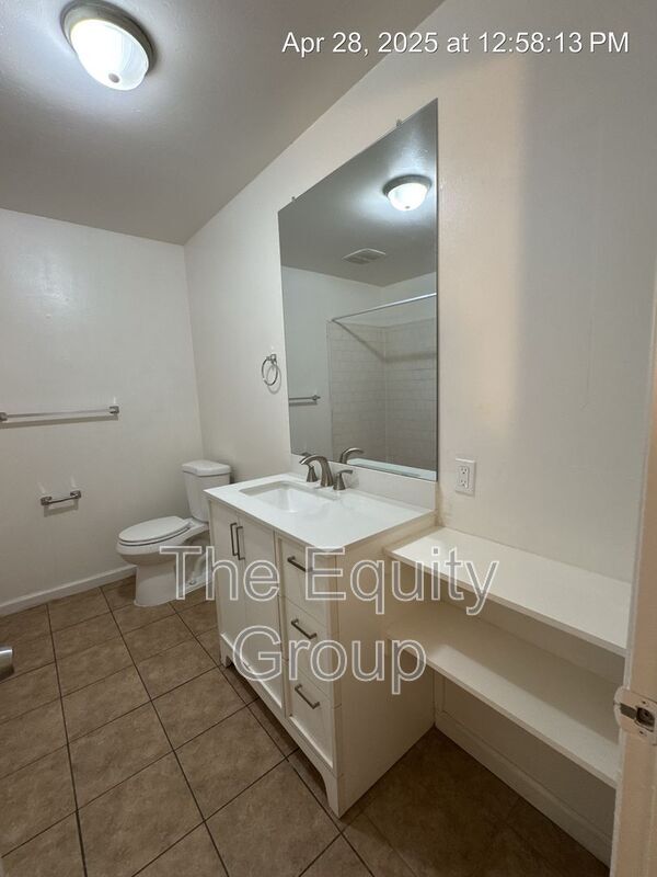 Building Photo - 1140 W Tulare Ave