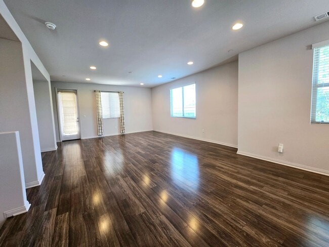 Building Photo - Tri-level Townhome in Prime Fullerton Location!