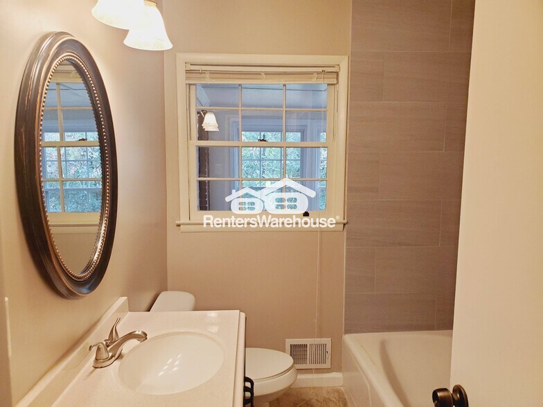 Building Photo - 2020 Annette Ln SW