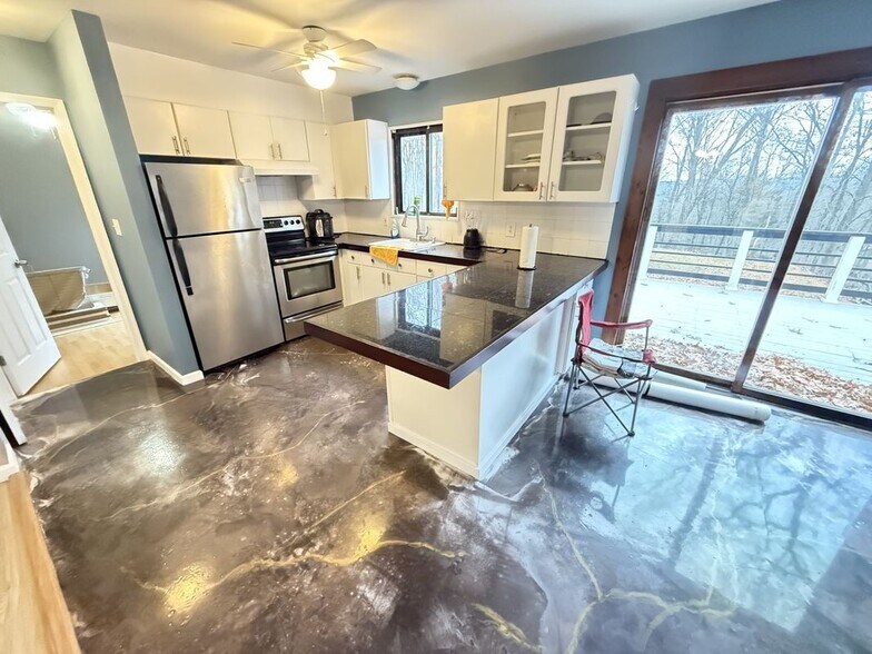 Building Photo - 1049 Alpine Dr