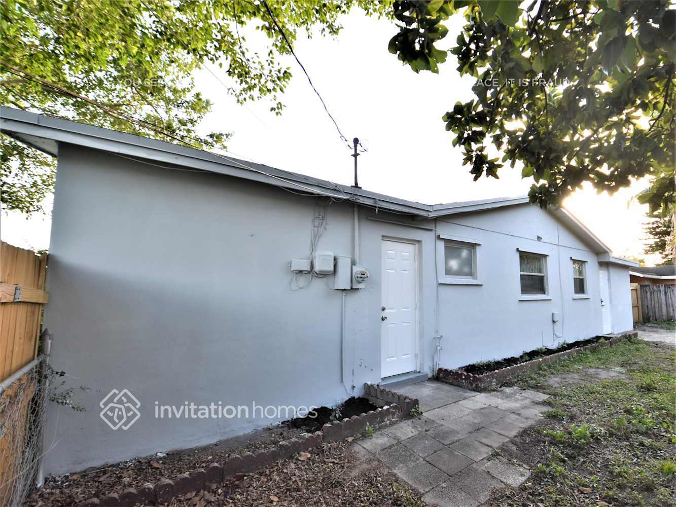Building Photo - 2021 SW 64th Ave