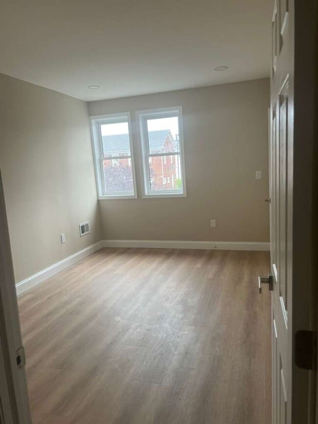 Building Photo - Spacious 3-Bedroom, 2-Bath Home with Modern Comforts